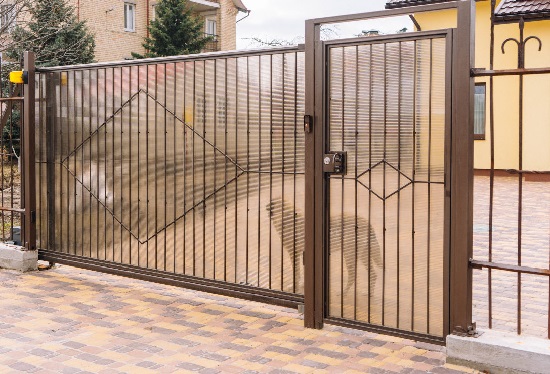 Купить ворота из профлиста с элементами ковки, с металлическими столбами в рамке или под дерево в Амурске от 156225 руб